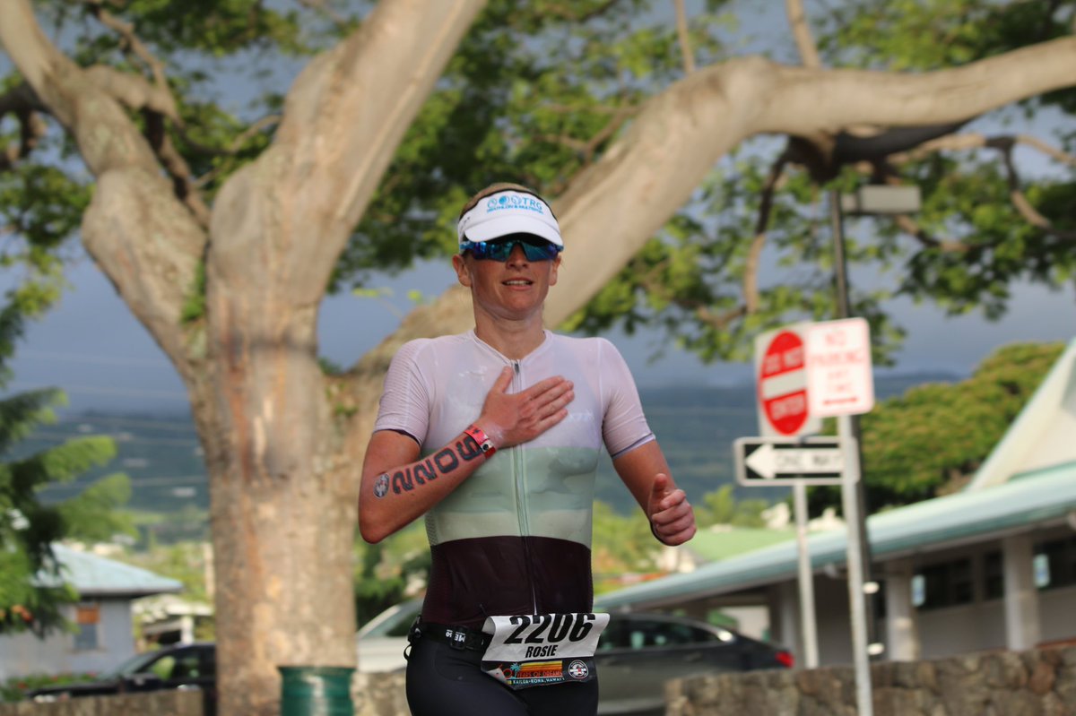 IMTrinews's tweet photo. Does not matter! Whether it was THE LAST or FIRST MILE - Oct 13, 2018 - Ironman Triathlon World Championships Kona Hawaii 🌺 2018
.
.
📸 #ironmannews #Kona #imkona #imwc #imwc40 #Konapier #Palaniroad #Aliidrive #QueenK #energylab #followironman1982 #triatlete1983 #ironmannews1993 https://t.co/d04tfcAqZs