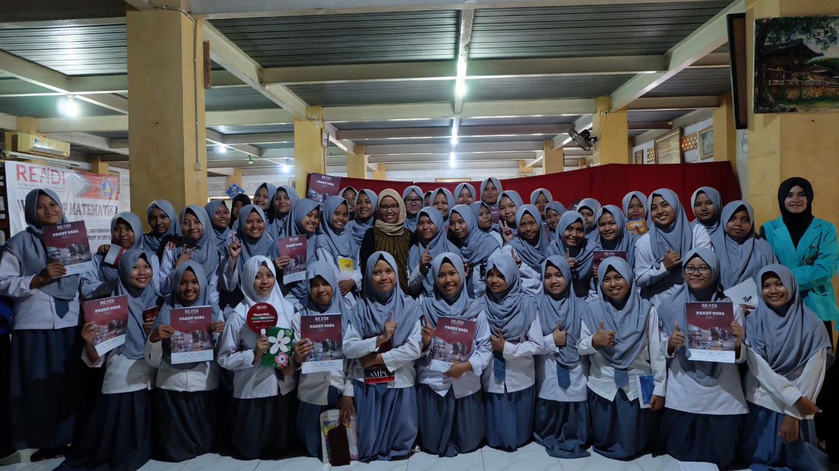 ReadiProject's tweet photo. #SchoolVisit ke SMA Al Ashriyyah Nurul Iman di Bogor. Fasilitator Mindawati Azmi dari #READIProject memberikan materi "Fun Problem Solving in Mathematics" dan memperkenalkan profesi #Aktuaris. #WokshopAktuaria #MathOutreach https://t.co/TNJ7hIV1y4