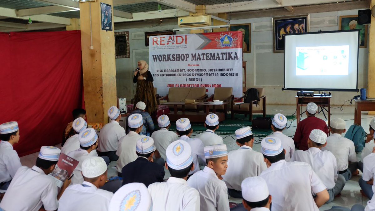 ReadiProject's tweet photo. #SchoolVisit ke SMA Al Ashriyyah Nurul Iman di Bogor. Fasilitator Mindawati Azmi dari #READIProject memberikan materi "Fun Problem Solving in Mathematics" dan memperkenalkan profesi #Aktuaris. #WokshopAktuaria #MathOutreach https://t.co/TNJ7hIV1y4