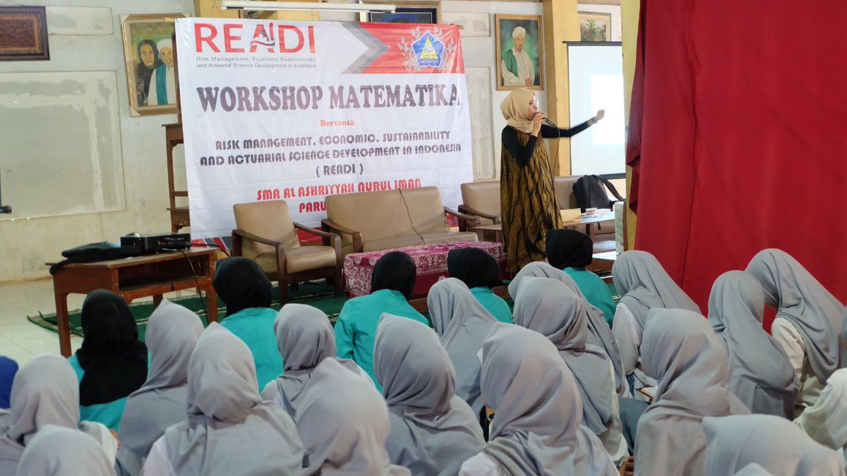 ReadiProject's tweet photo. #SchoolVisit ke SMA Al Ashriyyah Nurul Iman di Bogor. Fasilitator Mindawati Azmi dari #READIProject memberikan materi "Fun Problem Solving in Mathematics" dan memperkenalkan profesi #Aktuaris. #WokshopAktuaria #MathOutreach https://t.co/TNJ7hIV1y4