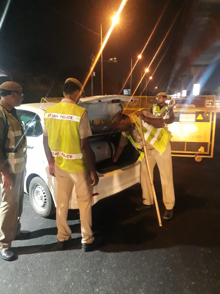 DCPSouthDelhi's tweet photo. Extensive checking during late night hours to ensure safety to the commuters.@LtGovDelhi @DelhiPolice https://t.co/MDLvhkaZ4d