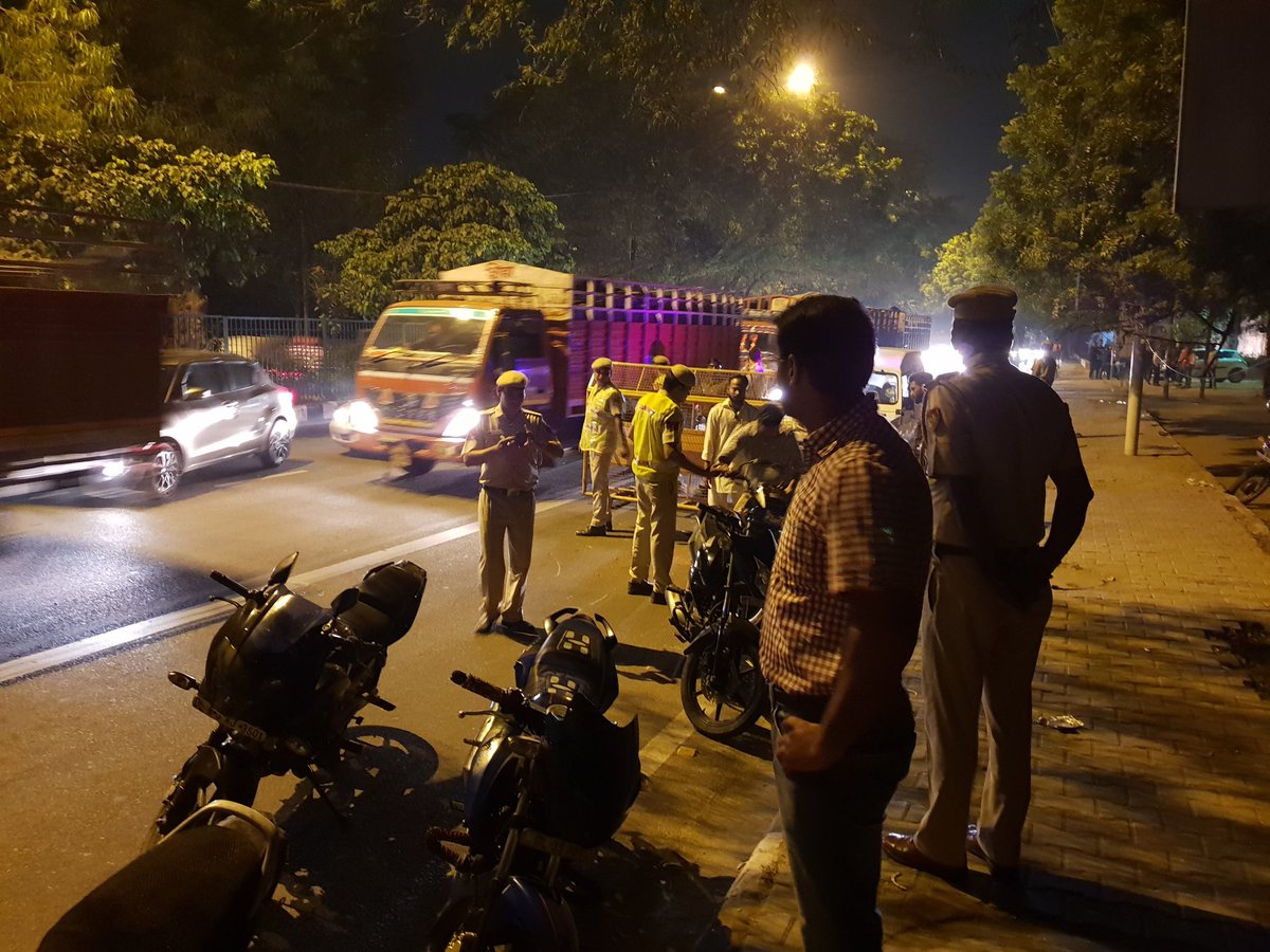 DCPSouthDelhi's tweet photo. Extensive checking during late night hours to ensure safety to the commuters.@LtGovDelhi @DelhiPolice https://t.co/MDLvhkaZ4d