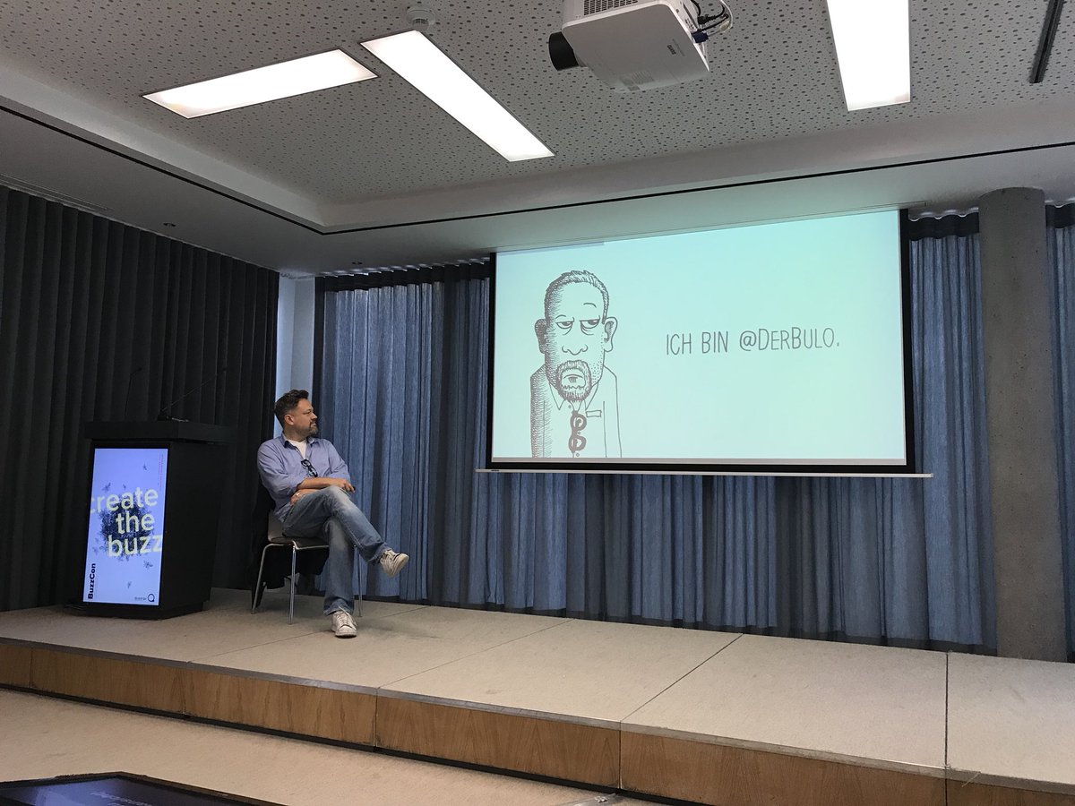 fischerAppelt's tweet photo. Tag 2 auf der #BuzzCon18 startet mit @DerBulo (Gary Glotz GmbH), der aufzeigt, wir man mit den einfachsten Mitteln Aufmerksamkeit erzielt. Das Mittel seiner Wahl, um Geschichten zu erzählen: Stift und Papier. ✏️ https://t.co/qiQlBex0bO