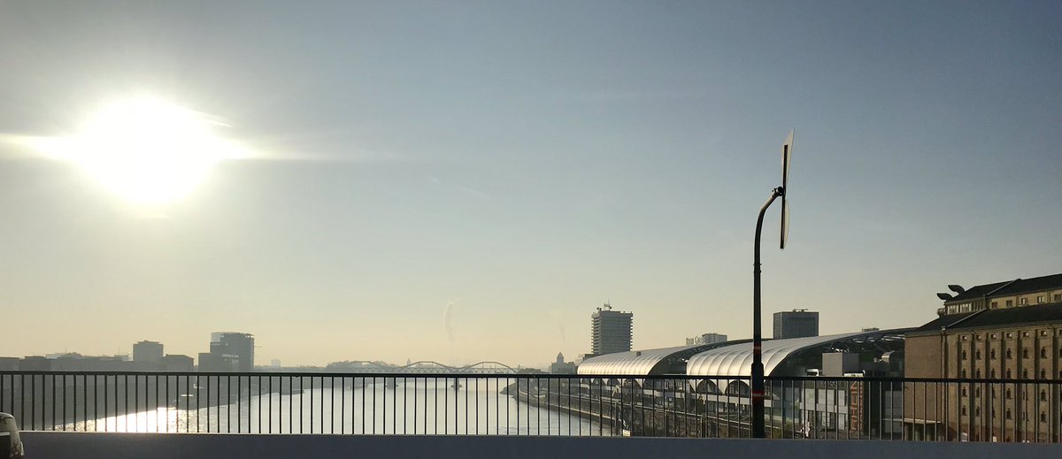 150 Jaar Akte van Mannheim “Vrije doorvaart op de Rijn”. Ironisch dat de herziene versie vanmiddag getekend gaat worden terwijl we uitzicht hebben op de schepen die kruipend voorbijgaan. #LaagWater #Binnenvaart #CCR