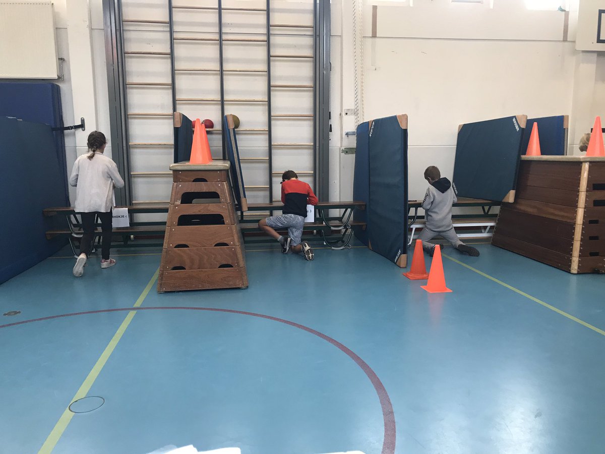 connyvs's tweet photo. De leerlingenraadverkiezingen op de Julianaschool in Overveen zijn begonnen. Het is weer een spannend feest #ridk Lesprogramma Raadslid in de klas #blmdl https://t.co/wJMliEwLBG