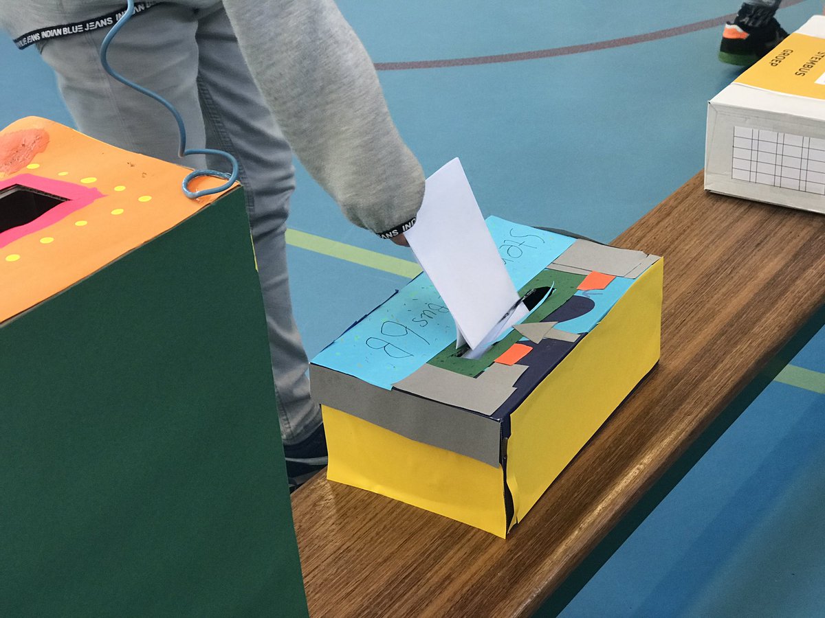 connyvs's tweet photo. De leerlingenraadverkiezingen op de Julianaschool in Overveen zijn begonnen. Het is weer een spannend feest #ridk Lesprogramma Raadslid in de klas #blmdl https://t.co/wJMliEwLBG