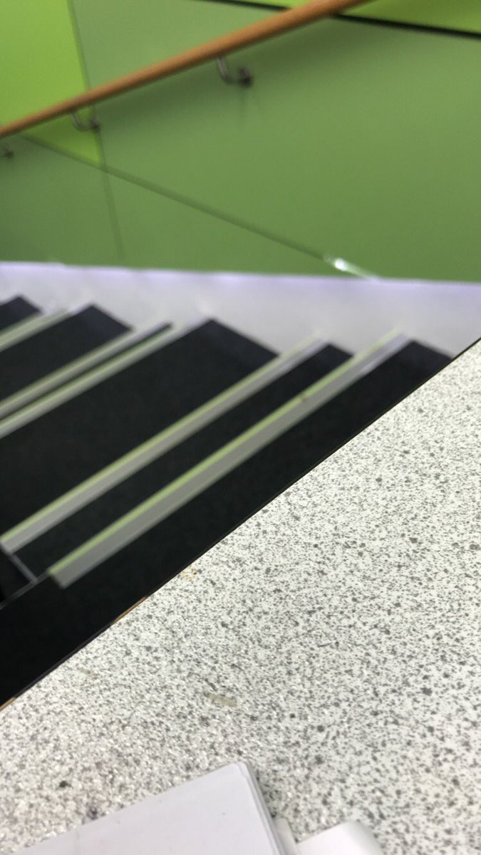 imdead_inside's tweet image. Another day, another lonely lecture with no friends or anyone to talk too. Why can’t I make friends? 😔