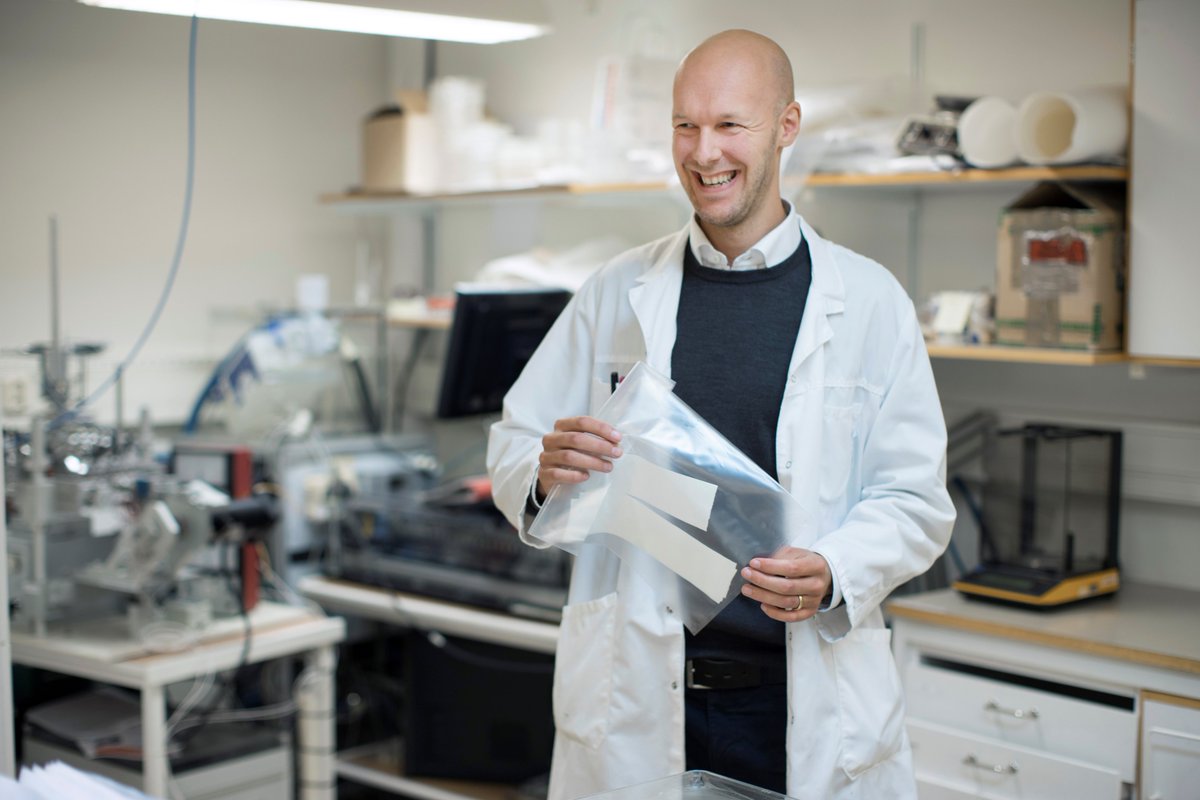 RISEsweden's tweet photo. Tidigare i år utsåg @generalelectric forskningsområdet nanocellulosa till ”one of the coolest things on earth”. Forskare Karl Håkansson hoppas det superstarka materialet ska kunna användas i rymden i framtiden. #riseinnovation #interactivepaper https://t.co/7vCKocoKGz https://t.co/hoqZgSaArC