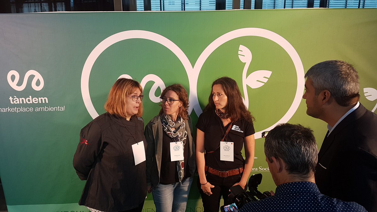 PauCostaF's tweet photo. Avui participem al MarketPlace al @mercatdelborn on la Sílvia #GremiCarnissersGirona , la Judit i l'Emma presentaran el projecte #RamatsdelFoc #FireFlocks @bomberscat
@territoricat @mediambientcat #Tandemcat #economiacircular #resiliència #innovació https://t.co/7IQ1rC8QtE
