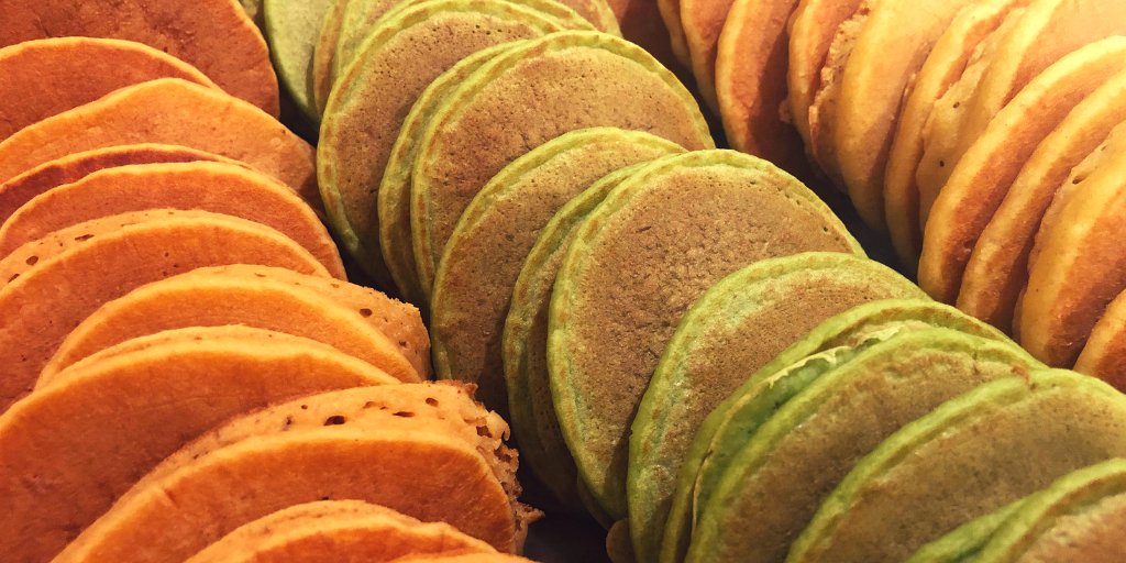Little_Lunches's tweet photo. Sweet potato, pea &amp; sweetcorn pancakes, all free of refined sugar. The familiarity of the humble scotch pancake with the added boost of nutrient-packed vegetables! Served with cold sliced sausage, homemade tomato ketchup, grapes &amp; apple flapjack for cold afternoon tea. 🍇🍏🍠 https://t.co/hyZQyYrAKJ