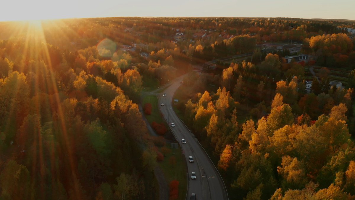 Espoolainen Tero Vihavainen on ihastellut Espoon syysmaisemia jo vuosien ajan. Nyt hän ikuisti ne upealle drone-videolle. Katso video ja lue lisää täältä: hs.fi/kaupunki/art-2… #Espoo #syksy #ruska #drone #HS #HSTV