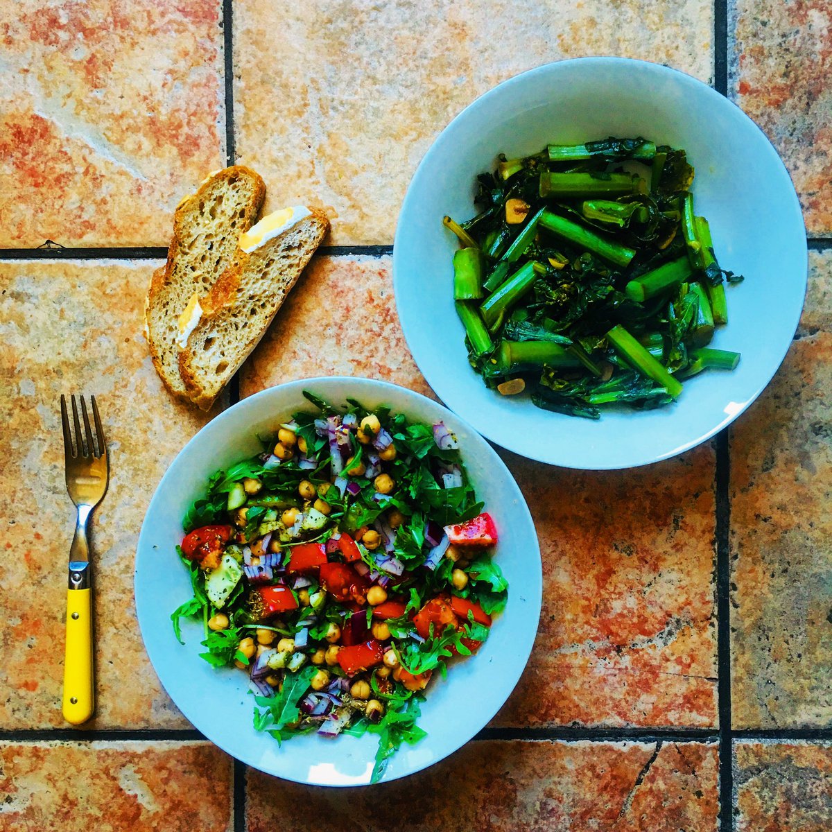 simonadach1's tweet photo. Chick-pea, rocket, tomato, spring onion, cucumber, celery, basil, oregano and parsley salad + Kai Lan (Chinese Broccoli) with garlic + spelt sourdough bread #eatbeansnotbeings #chickpeas #beansnotbeef #legumes #plantprotein #veggiebowl #healthyfood #fitfood #nutrition #vegam https://t.co/vQPSuZdpoa