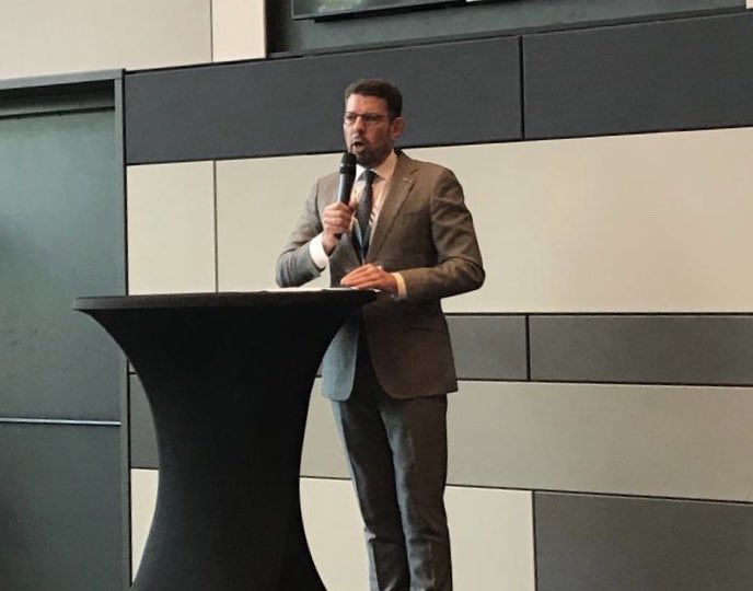 GemeenteEmmen's tweet photo. Vandaag is de 4e editie van het @NeweMMergy Congres dat ingaat op de veranderingen in het energielandschap. Wethouder @BoukeArends opende het congres. #energy #innovatie #energietransitie https://t.co/N2aXKJTEI0