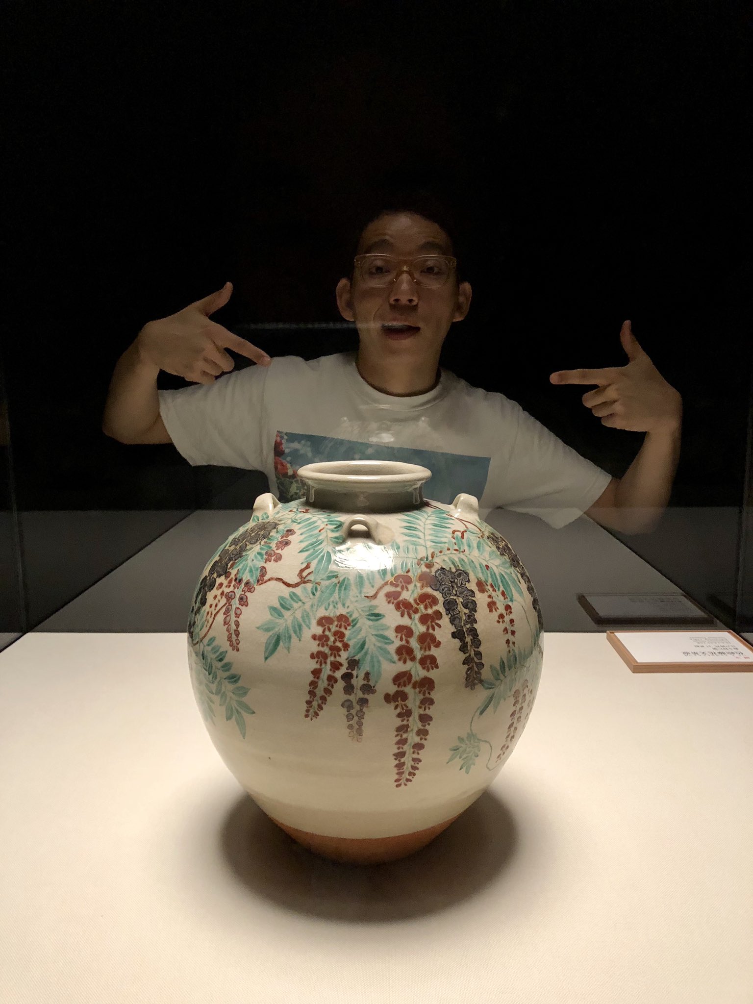 井上涼 Inoue Ryo 今日は下調べでmoa美術館に行きました つぼっつぼ の色絵藤花文茶壺を見れた 私が幽霊のような写真に T Co S5lcphlfs6 Twitter
