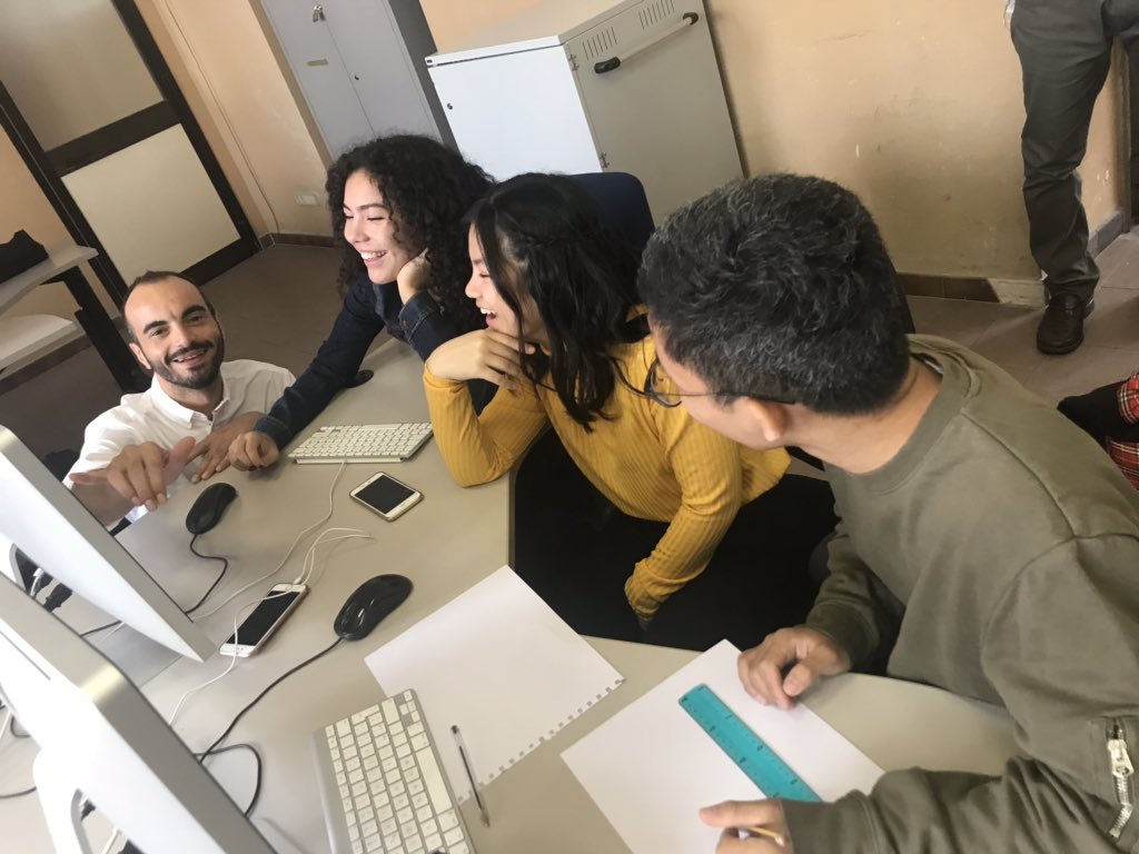 elisa_fmd's tweet photo. @fmdigitale @GoogleForEdu #GrowWithGoogle at Leonardo Da Vinci School in Rome 100 teachers for #CSFirstDay At 11.30 am @DiegoCiulli @giulianosal @MiurSocial https://t.co/gnlM717aXL
