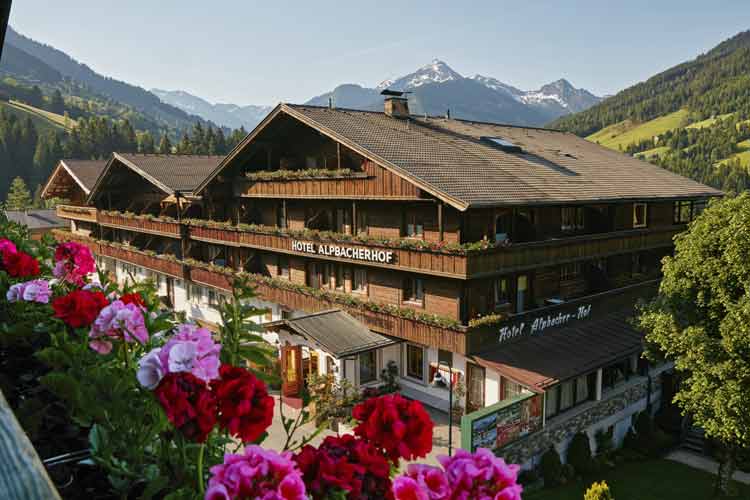 Sfeervolle Advent 7.12.2018 - 22.12.2018
Inclusief:

5 nachten blijven, slechts 4 betalen inclusief ¾-Verwenpension en 
5 nachten al vanaf € 455,-

Email: hotel@alpbacherhof.at
Internet: alpbacherhof.at