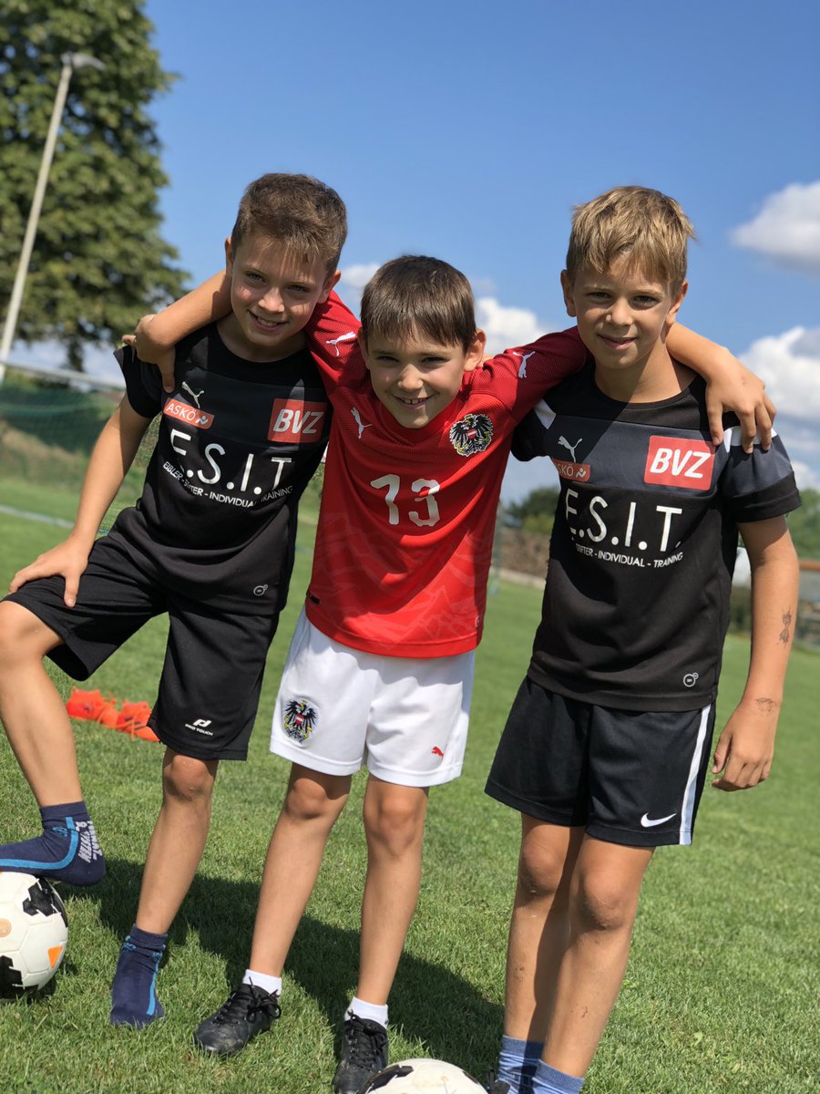 elitefs2016's tweet photo. Freundschaft pur... bei uns kann man nicht nur trainieren - es entstehen intern unter den Jungs auch Freundschaften☺️👍🏼

#elite #familiäresumfeld #neuefreundschaften #spaßamspiel https://t.co/3XmGFDG3Z4