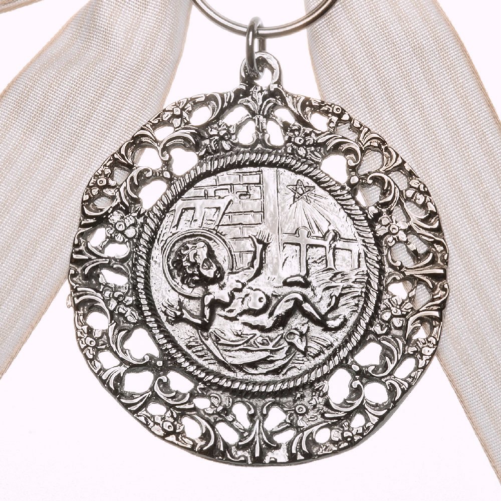 En detalle, nuestras medallas de cuna te parecerán aún más bonitas 😇 Graba el nombre del pequeño y tienes el regalo perfecto ✨
.
.
#Chulucanas #Madrid #Joyas #medallasreligiosas #medallasdecuna #plata #cuneros #bautizos #nacimientos #regalos #personalizado #grabados