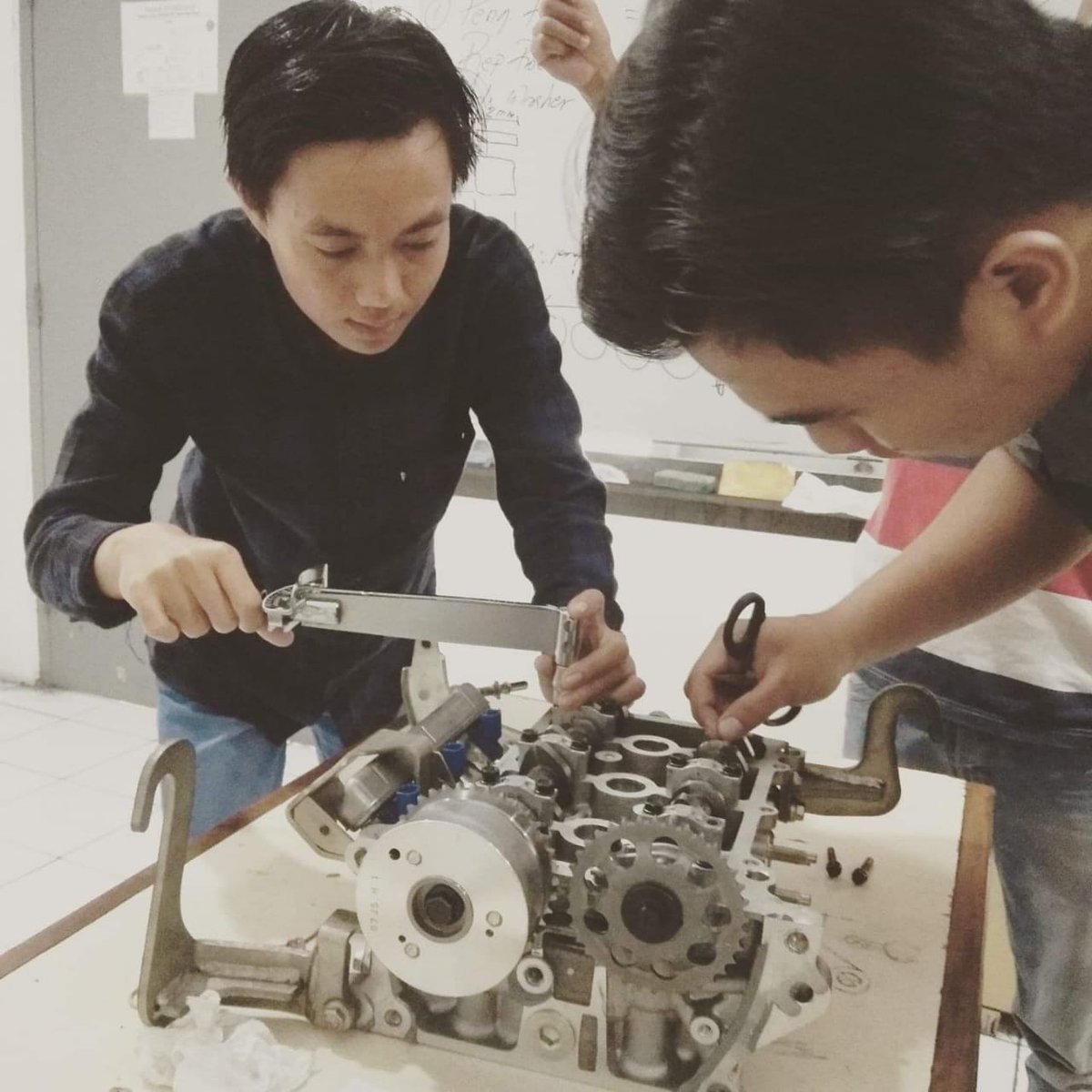 bple_tc's tweet photo. Sudah saatnya anak muda berkarya. Seperti halnya Abim kuliah jurusan engineering otomotif di BPLE Tiara Course kini ia sudah bekerja sebagai teknisi di PT. Kharisma Sentosa Daihatsu.
#KampusTeknik
#Engineering #Enjoyneering
https://t.co/DIzS11GxJJ https://t.co/J8hePgq0DD