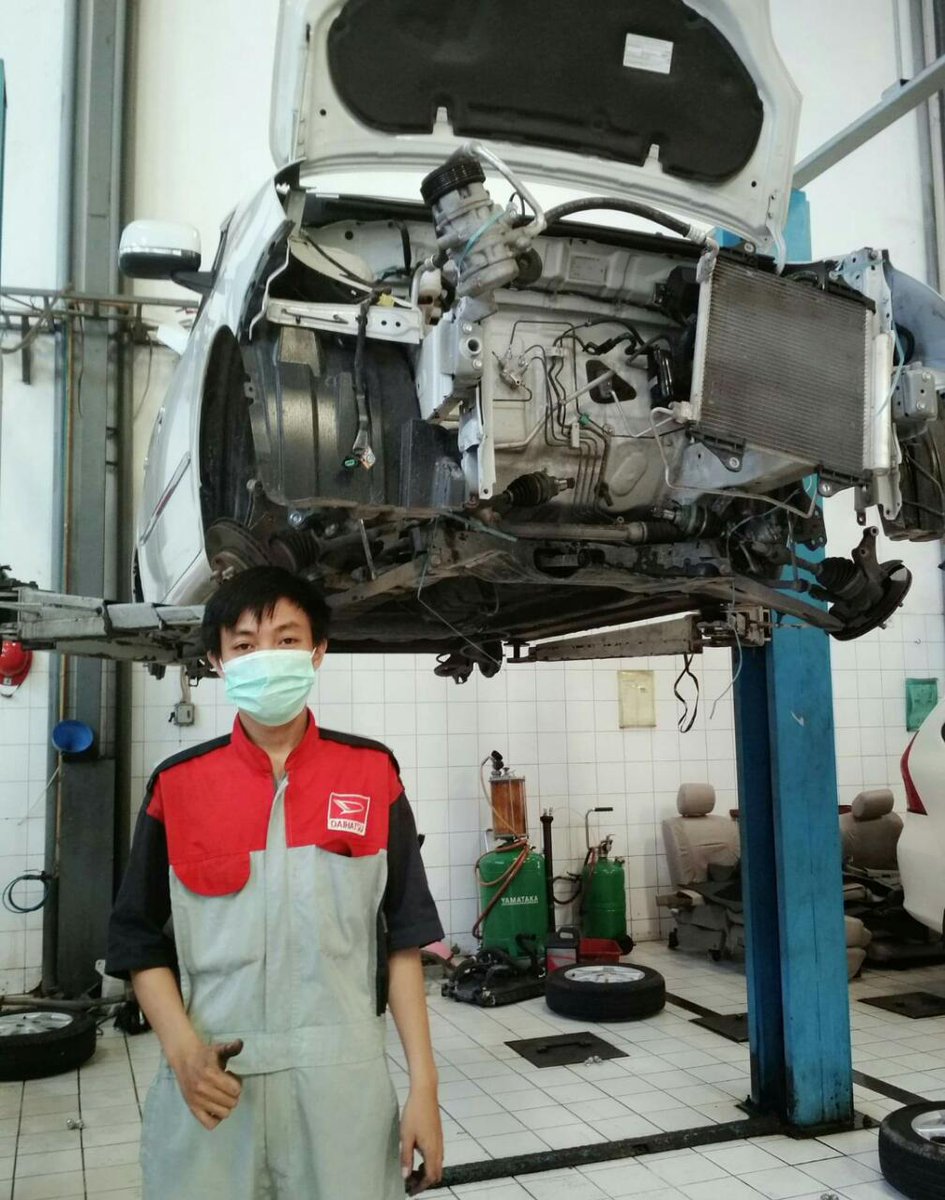bple_tc's tweet photo. Sudah saatnya anak muda berkarya. Seperti halnya Abim kuliah jurusan engineering otomotif di BPLE Tiara Course kini ia sudah bekerja sebagai teknisi di PT. Kharisma Sentosa Daihatsu.
#KampusTeknik
#Engineering #Enjoyneering
https://t.co/DIzS11GxJJ https://t.co/J8hePgq0DD