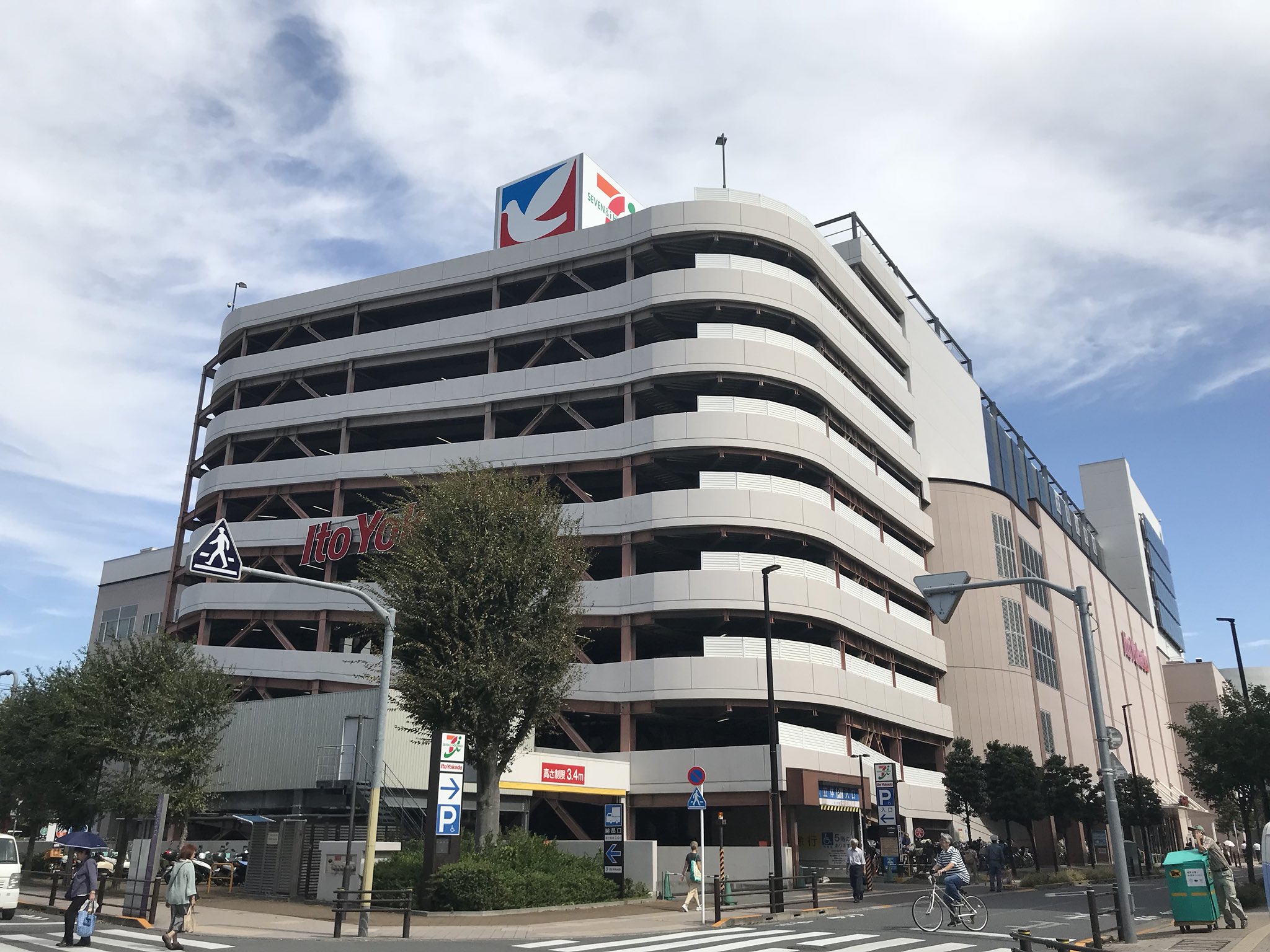 全国スーパーめぐり イトーヨーカドー武蔵小金井店 09年開業と純粋なヨーカドー としてはかなり新しい店舗 屋上にはハトが誕生 駅南口の限られた立地に5フロアが売場と4フロアの駐車場を構える高層店舗 入口の小さな吹き抜けはヨーカドー らしい 4階は