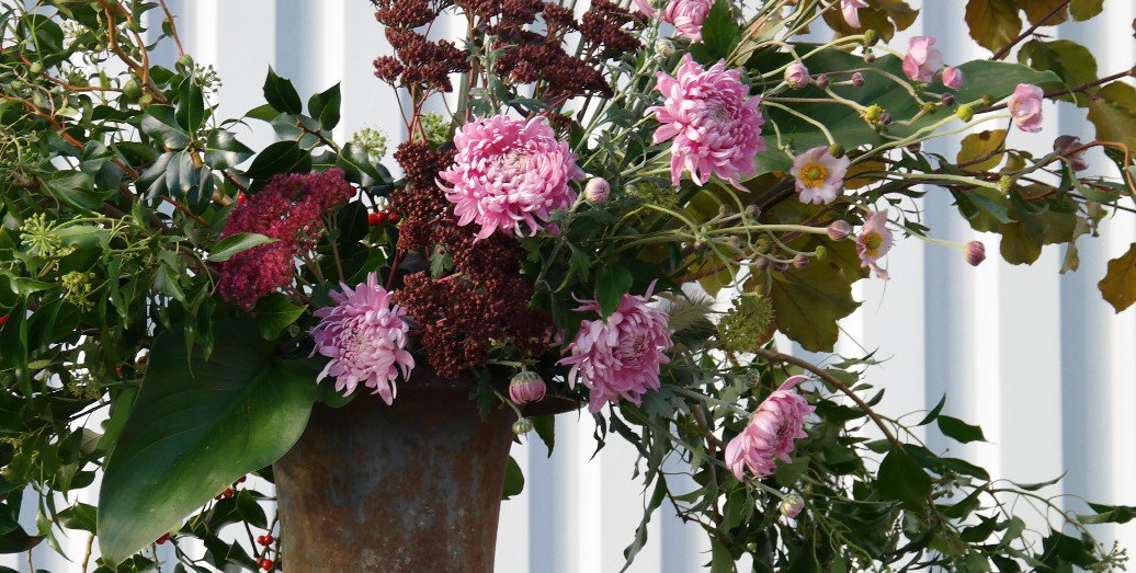 On my way to day 2  with @firenzaflowers  <a href="/TyfuCymru/">TyfuCymru</a> and <a href="/Flowers_ft_Farm/">FlowersFromTheFarm</a> #gettingcreative #fortheloveofflowers #naturalblooms #soulsinging #inspiration - here's my urn from yesterday's session