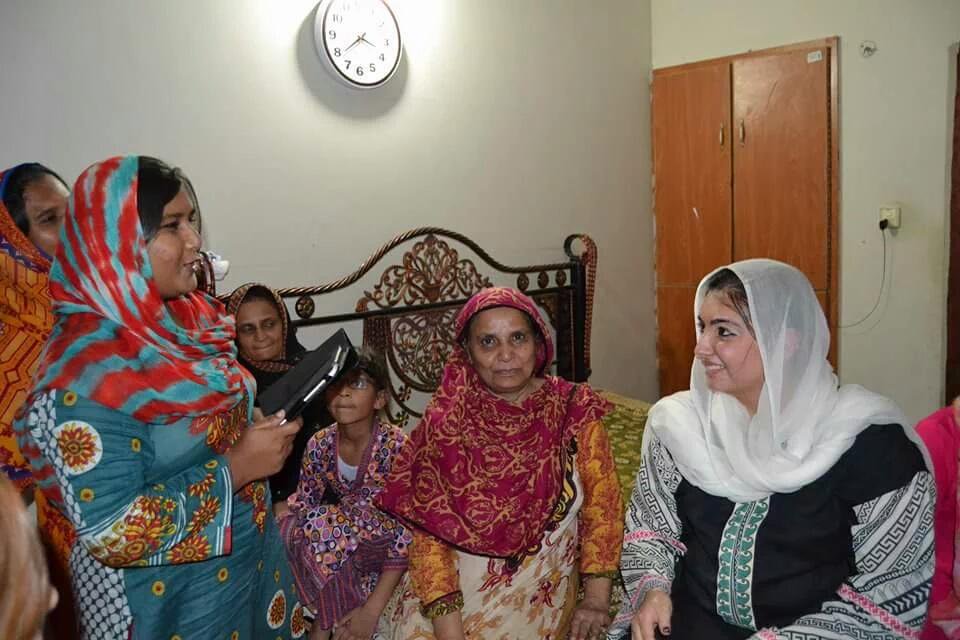 ImranKhanzada_'s tweet photo. Memories 💔 2015 #ChotiBB @AseefaBZ Visits The Families Of Karsaz Martyrs In Mahmoodabad Karachi. Along With @SyedaShehlaRaza
#SaluteToKarsazMartyrs .
مت سمجھوں ہم نے بھلا دیا ۔
زندہ ہے بی بی زندہ ہے ۔
@BBhuttoZardari @BakhtawarBZ @ShahNafisa @NazBaloch_ @Sadiajavedppp https://t.co/jUsVXTyVab