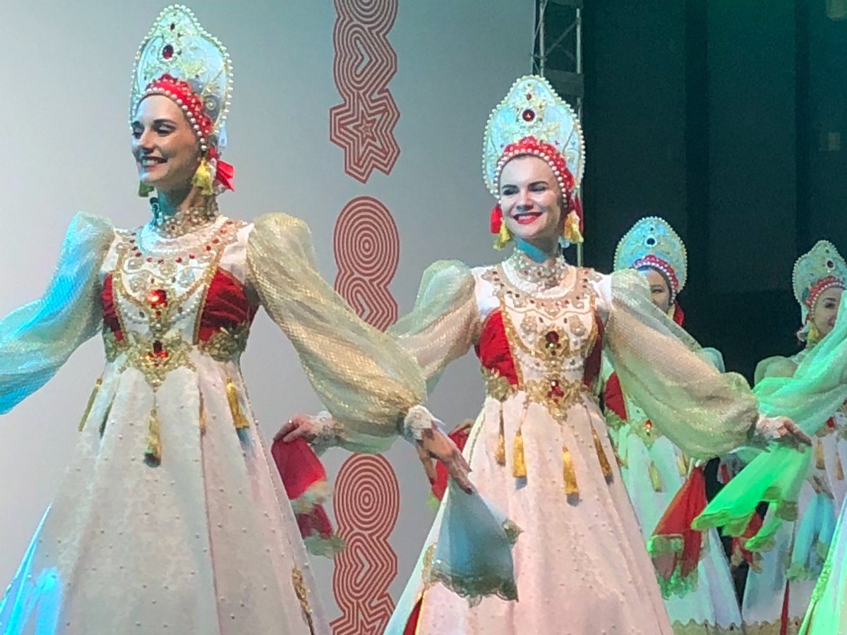 K T 日本におけるモスクワ文化の日 赤坂サカス広場 ロシアの民族舞踊のショー 衣装がすてき 激しいダンスもあり会場は大盛り上がり 明日も複数の時間帯でショーがあるようです ロシア 赤坂サカス 民族舞踊 イベント コンサート
