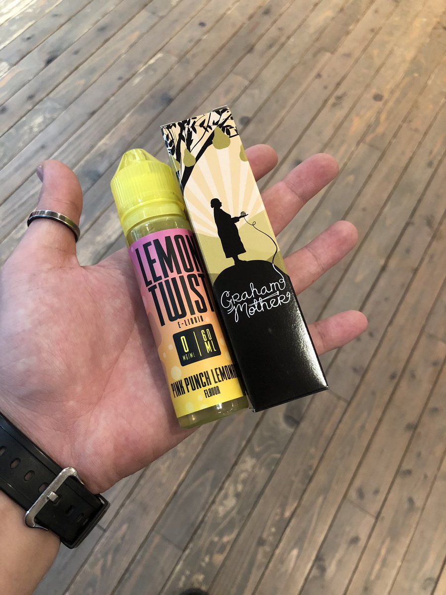 VAPEHOUSE_JAPAN's tweet photo. 原宿店にGraham motherとLEMON TWISTのピンクパンチレモネードが再入荷致しました!
正反対のフレーバーは使うデバイス次第で顔色を変えてくる辺りがVAPEの面白さ!
是非吸って体験してみてください!
#Grahammother #lemontwist https://t.co/UIKhPfhBa8