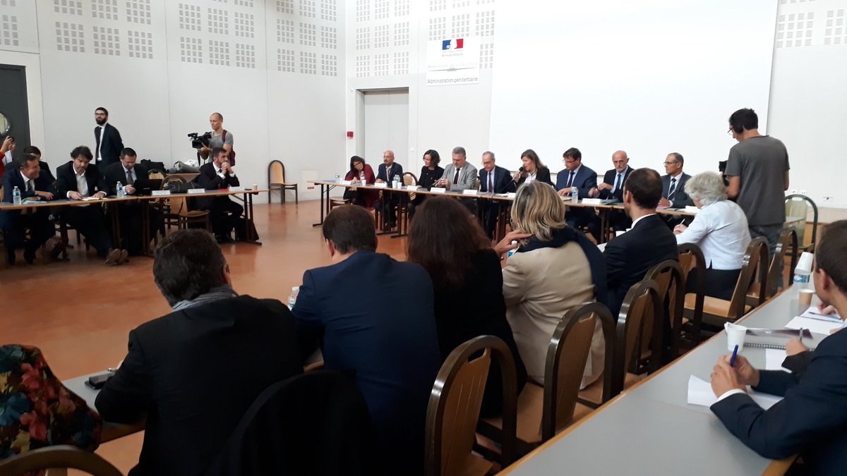 AN_ComLois's tweet photo. La commission se réunit au centre pénitentiaire de Fresnes pour un échange de vues sur la #surpopulationcarcerale, l’#executiondespeines et l’#amenagementdepeine, et les structures d’accompagnement vers la sortie (SAS) #reinsertion.
#ReunionComLoisFresnes #DirectAN https://t.co/ANvIXZX0wT