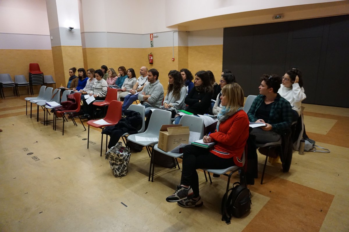 juventud_na's tweet photo. Apertura del curso “Aproximación al conocimiento sobre la conducta suicida en niños/as y adolescentes”, organizado por Juventud del @Uharteko_Udala , al que ha asistido la subdirectora de Juventud Adela González. #ENAJ https://t.co/4SwcZhIeDW