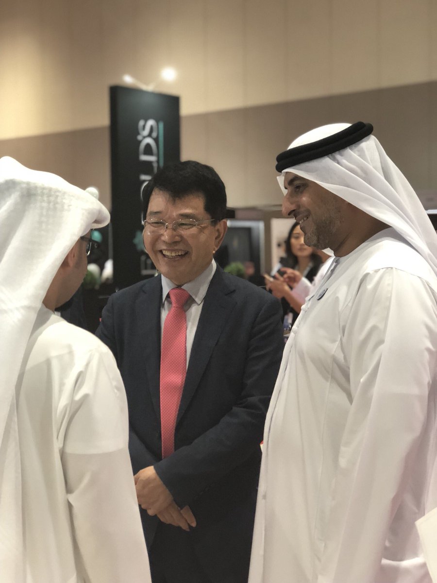 IFE_exhibition's tweet photo. سعادة محمد هلال المهيري مدير عام غرفة تجارة وصناعة أبوظبي، وهان جان هيان نائب الرئيس التنفيذي لمنظمة التجارة العالمية في كوريا (كيتا) في جولة للاطلاع على الجهات المشاركة في الْيَوْمَ الثاني من #معرض_الفرانشايز_العالمي_2018 في دورته السادسة https://t.co/weH9lziSKu