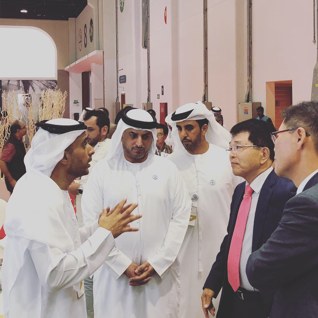 IFE_exhibition's tweet photo. سعادة محمد هلال المهيري مدير عام غرفة تجارة وصناعة أبوظبي، وهان جان هيان نائب الرئيس التنفيذي لمنظمة التجارة العالمية في كوريا (كيتا) في جولة للاطلاع على الجهات المشاركة في الْيَوْمَ الثاني من #معرض_الفرانشايز_العالمي_2018 في دورته السادسة https://t.co/weH9lziSKu
