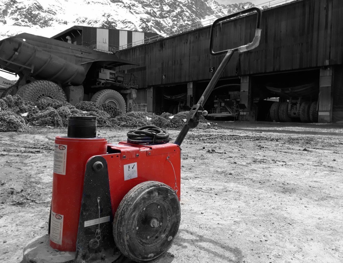 HiForceLimited's tweet image. The Hi-Force Toughlifts in action at a copper mine high up in the Andean Mountains. The 150T and 200T models are being used to maintain and replace the tyres on the haul trucks operating at the mine site.

Tough in name, Tough in nature! #hiforce #toughlift #jackingsystem #mining