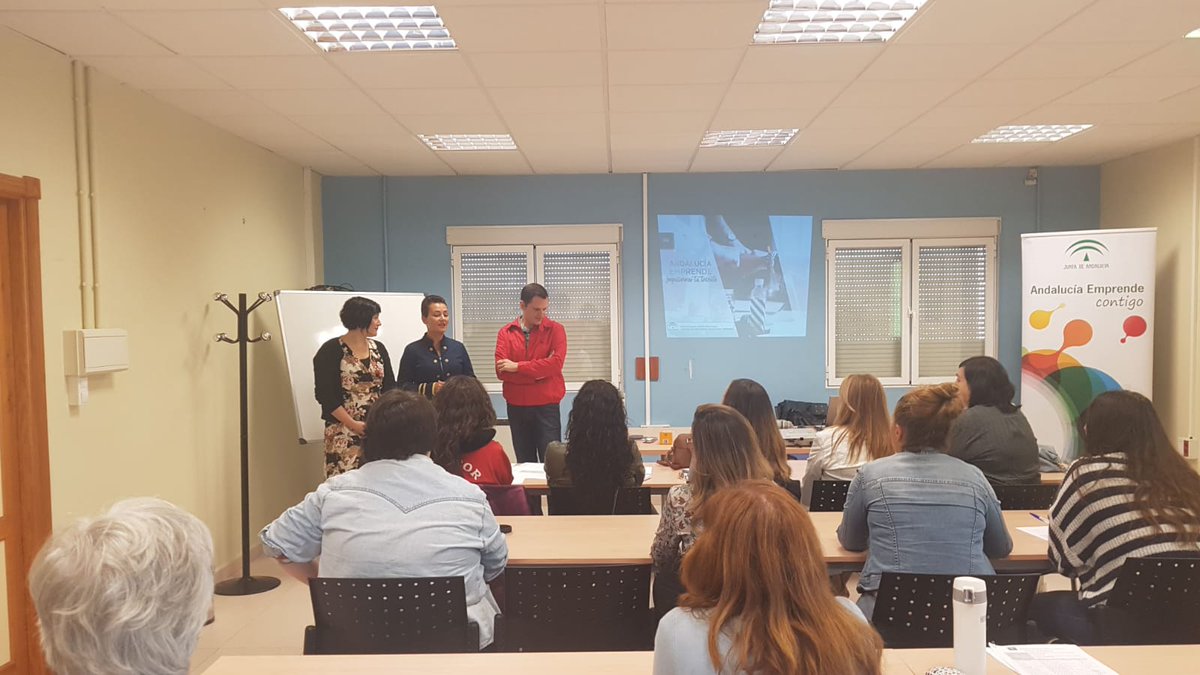 cadegranada's tweet photo. Hoy trabajamos con 👩 Emprendedoras "La gestión eficiente de la 🎯 Comunicación digital" en #CADEPadul, nos acompañan Manuel Villar - Concejal de Educación y TIC del @AytoPadul, @ilopez_inma - Directora Provincial de @aemprende y Rocío Jiménez - @GrxConsulting https://t.co/rYlYdkf1hm