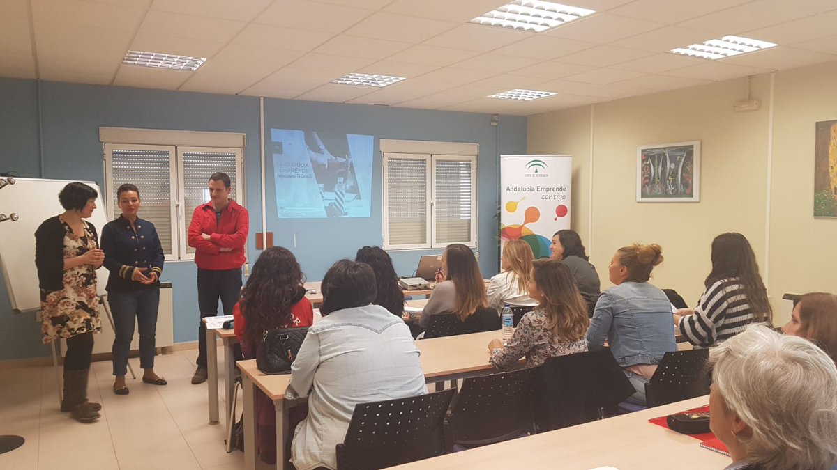 cadegranada's tweet photo. Hoy trabajamos con 👩 Emprendedoras "La gestión eficiente de la 🎯 Comunicación digital" en #CADEPadul, nos acompañan Manuel Villar - Concejal de Educación y TIC del @AytoPadul, @ilopez_inma - Directora Provincial de @aemprende y Rocío Jiménez - @GrxConsulting https://t.co/rYlYdkf1hm