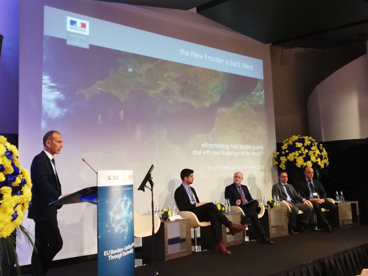 euLISAconf's tweet image. Nicolas Goniak, French Ministry of Interior, explaining how the Entry/Exit System will work between France and the UK. #digitalborders #eulisaconference #Frontex #eu2018at
