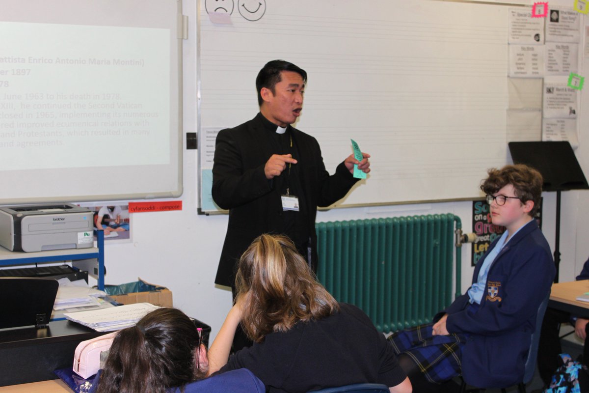 srgREdept's tweet image. Fr Fretch telling us all about St Oscar Romero. #Adoremus #FocusWeek @srgchs