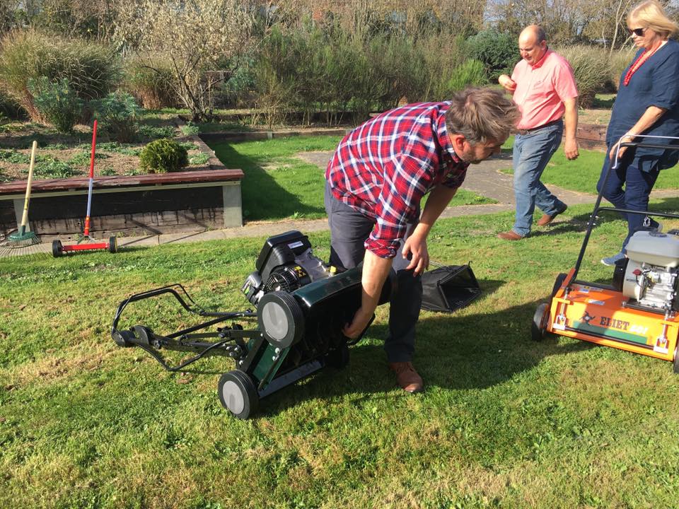 dhedges_gower's tweet image. Thank you @VPgardening of @WhichUK Gardening for my first ever Lawn School! Fab pics too!!!!
"On Saturday I spent the day learning about #lawncare from @realawnexpert ..........I learnt that #aerating your #lawn in the #1 thing that you should do for its #health and #vitality"