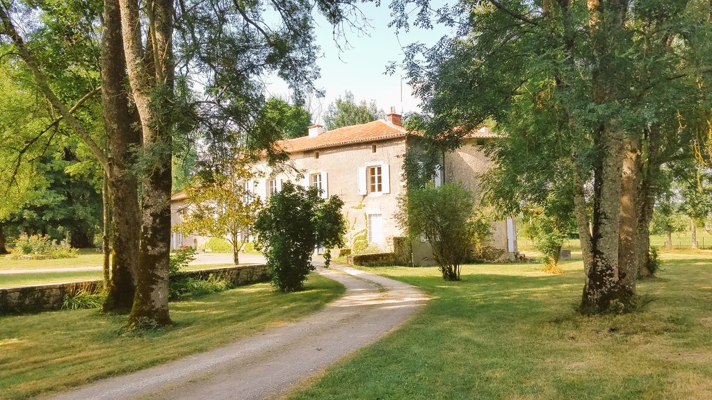 leminceart's tweet photo. La maison @MaisonCasares accueille chaque des résidents (#auteurs , metteurs en scène et #compagnies) dans le cadre de leurs #travaux. Elle fait aussi vivre la mémoire de la comédienne de renom #MariaCasarès à #confolens dir: #johanaSilbertein #MathieuRoy #ACCR https://t.co/lMzbKl1gwJ