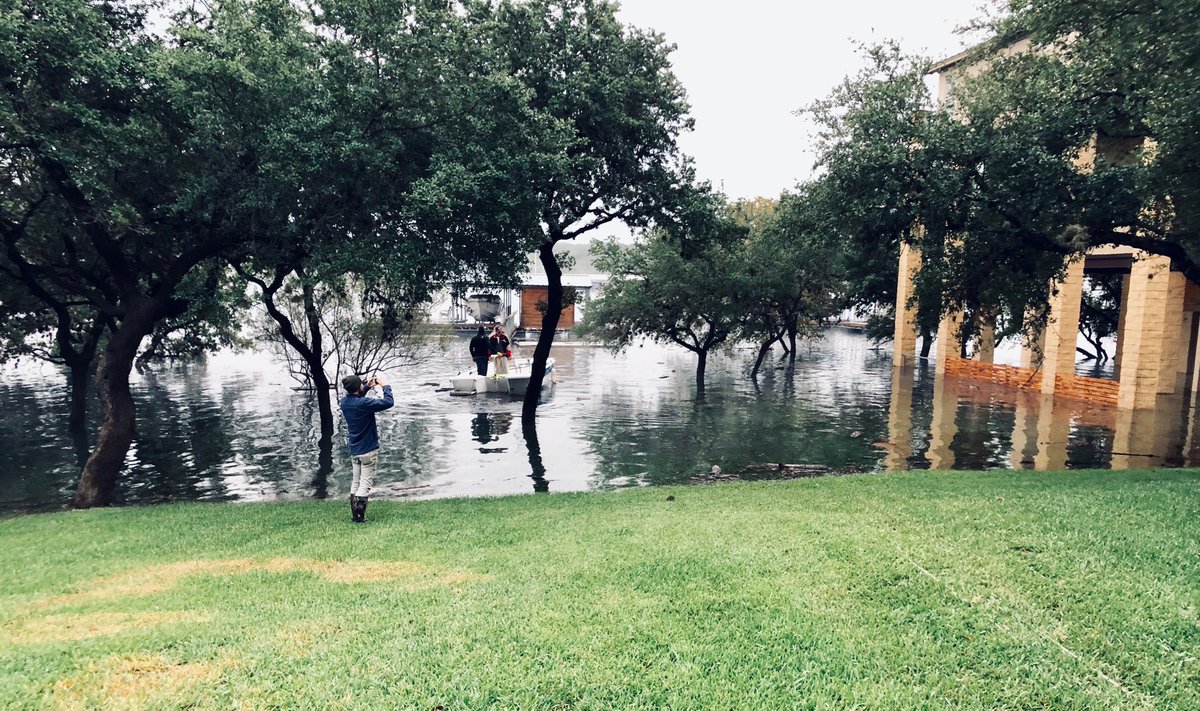 VeranoRae's tweet photo. #ATXflood
Talk of cutting the electricity to homes in #hursthollow off of Hurst Creek Rd @KVUE @KUT @ScottFisherFOX7 @KXAN_News @NWSSanAntonio @TravisCOSW @ChikageWeather @Katie_Statesman https://t.co/oitligzgxB