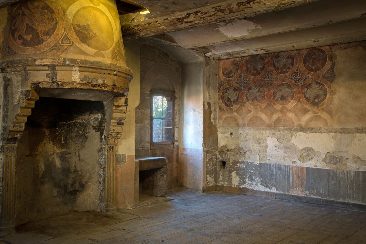 LesMonumentsNat's tweet photo. Le superbe logis des Clergeons, au #PuyEnVelay, est désormais ouvert à la visite ! Mais qu’est-ce qu’un clergeon, au juste ? 🤔 Ce mot désigne un enfant de chœur ou un jeune séminariste. @LeRobert_com https://t.co/OOz5t5VW08 https://t.co/7dWHoqQHM4
