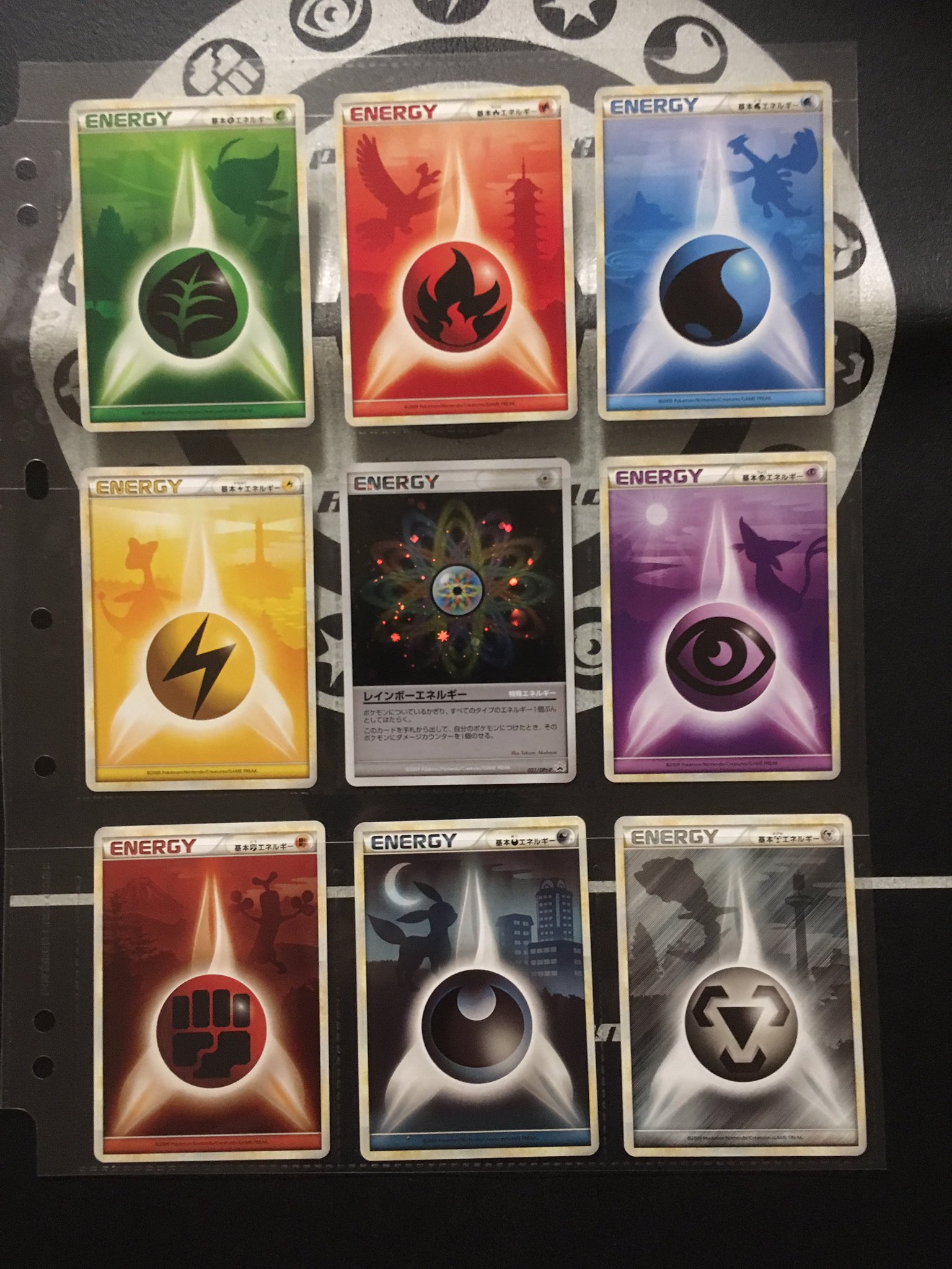 そらいろ 勝負デッキに入れるエネルギーはいつもこの9枚 Dpから始めたポケモンカード Hsから本格的にカードを集め 始めて 巡り合ったエネルギー ポケモンがデザインされた唯一の基本エネルギー レインボーエネルギーは初めて手にしたキラ仕様の