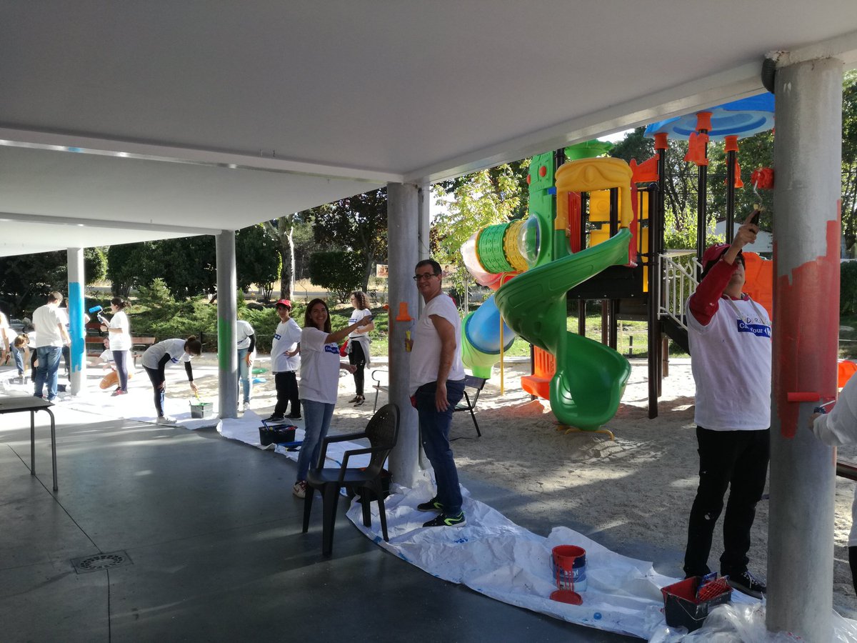 alenta_madrid's tweet photo. Nuestros voluntarios favoritos terminan su trabajo pintando columnas. Son incansables... Gran equipo de @CarrefourES en el #DíadelaBuenaGente https://t.co/FsNy1wA3UD