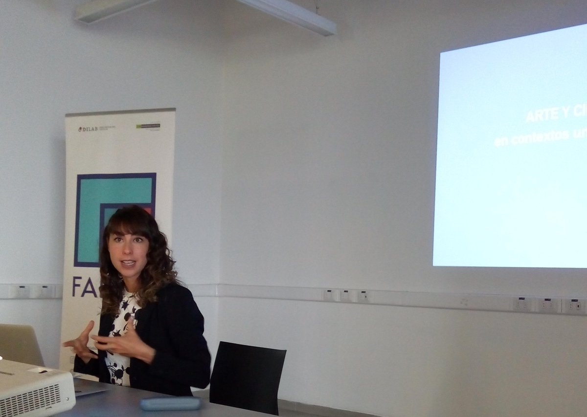 ricardov_cl's tweet image. Jazmín Adler en su presentación sobre #arteyciencia en #fablabuc @_creynaga #pluscode @esrg