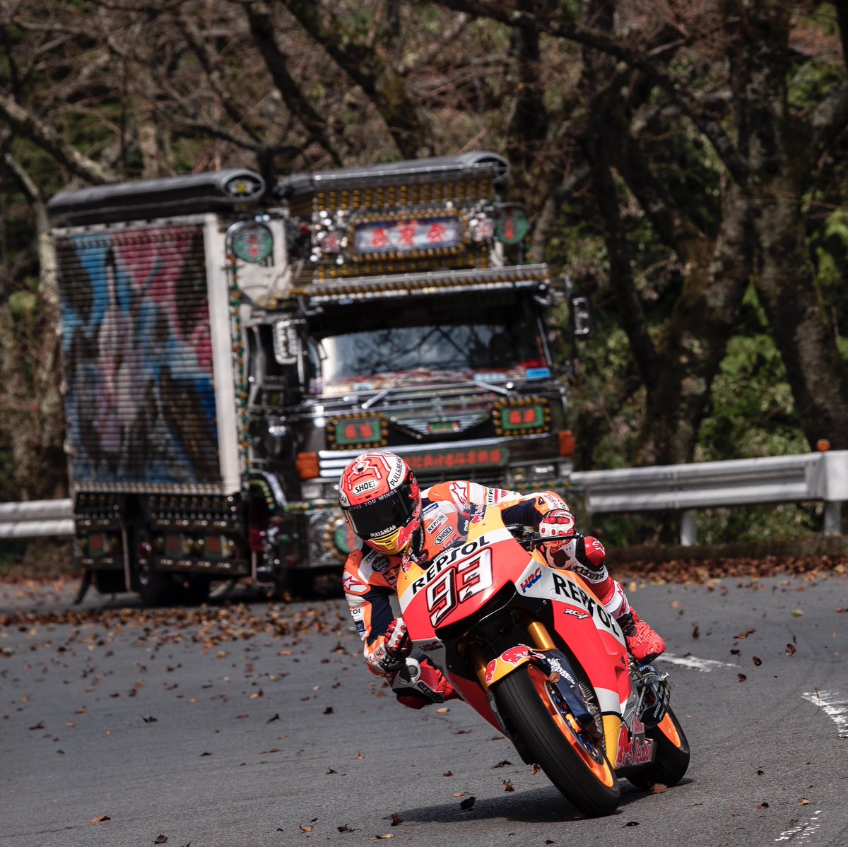 marcmarquez93's tweet photo. Experiencia increíble rodando por las carreteras de Hakone Turnpike! 🇯🇵
Incredible experience riding at #HakoneTurnpike roads! ✊🏼
@redbull https://t.co/oiJJVeEPS0