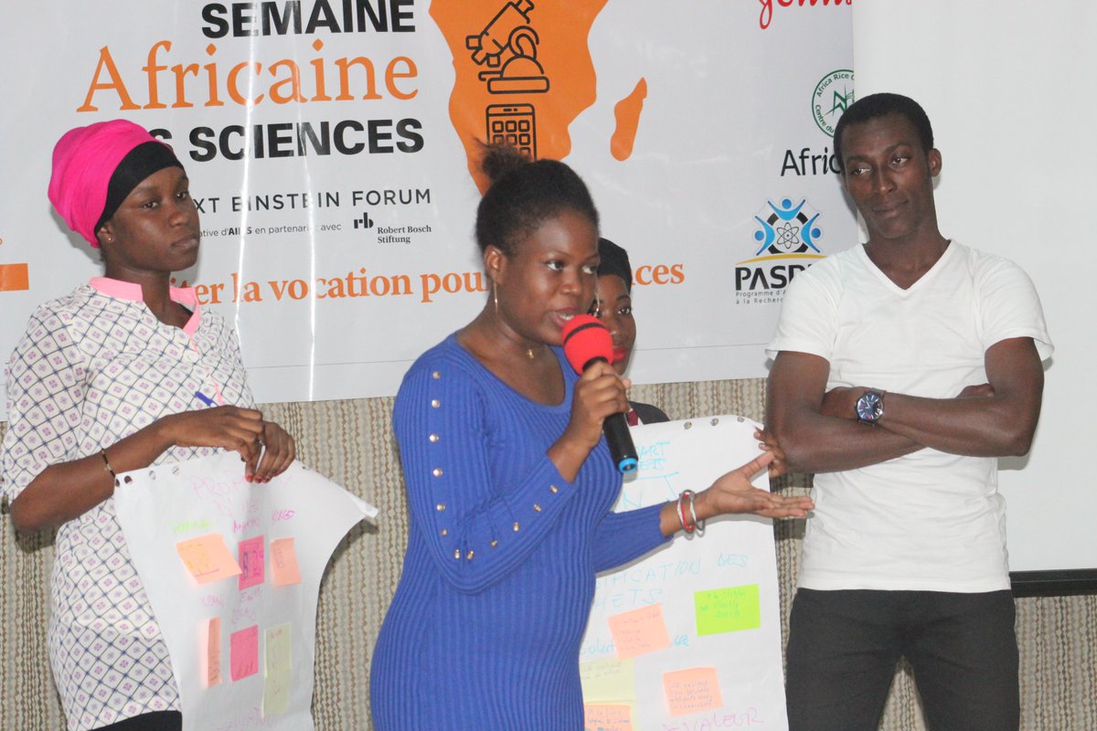 ASW_CI's tweet photo. Le groupe 3 présente son exposé sur la revalorisation des déchets. Ils proposent d'encourager la production de biomasse pour permettre à la population d'économiser en énergie tout en valorisant les déchets. 
#ASWCI2018 #SemaineScienceNEF #Hackathon https://t.co/CIdPrE7hHF