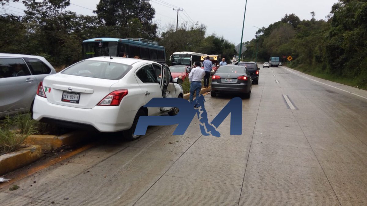 PrimeraManoM's tweet photo. Dos nuevos accidentes sobre la carretera Xalapa-Coatepec, a la altura del Río Sordo con dirección a #Coatepec. Un vehículo terminó sobre el camellón después del choque y cuando se estaba abanderado, 5 autos más se involucraron en una carambola @VialidadXalapa @angelesglezc https://t.co/OKMNJPt9aw