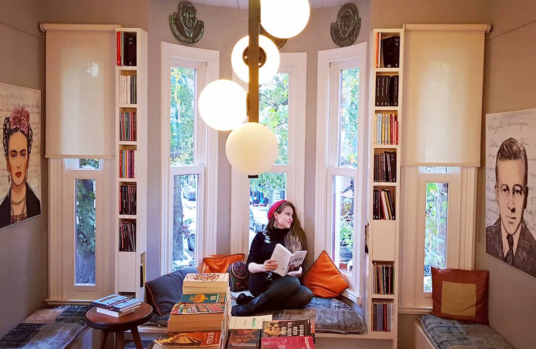 Kitap ve kahve kokusunun birbirine karıştığı sıcacık ve huzur dolu bir mekanda birkaç saat geçirmek kime iyi gelmez ki??? 😍📚☕ instagram.com/p/BpBz_9_FxHG/…