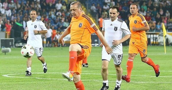 aspor_com's tweet photo. Şöhretler Karması'nın kadrosu belli oldu.Forvette alemlerin gol kral C.B Recep Tayyip Erdoğan yer alacak.Rakip kalede ise Selahattin Demirtaş’ın olması bekleniyor.Erdoğan:’Hakem olarak Berat Albayrak’ı atamayı düşünüyorum.’Dedi. https://t.co/M8mHNa5GIv